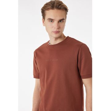 Tricou regular fit cu decolteu la baza gatului - Caramiziu