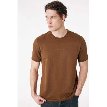 Tricou regular fit cu decolteu la baza gatului - Maro Siena