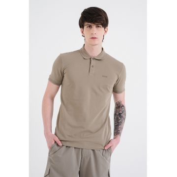 Tricou polo slim fit cu logo grafic - Maro pamantiu