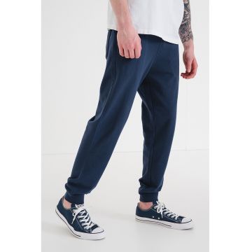 Pantaloni de trening cu croiala conica si aplicatie logo - Bleumarin