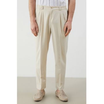 Pantaloni eleganti regular fit cu pliuri inversate frontale - Crem