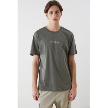 Tricou cu decolteu la baza gatului si imprimeu discret frontal - Gri cenusiu