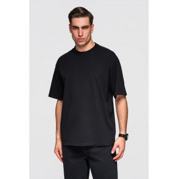 Tricou lejer cu decolteu la baza gatului