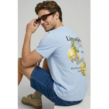 Tricou cu decolteu la baza gatului - mprimeu grafic si model text pe partea din spate - Albastru pastel/Galben pal/Verde pal