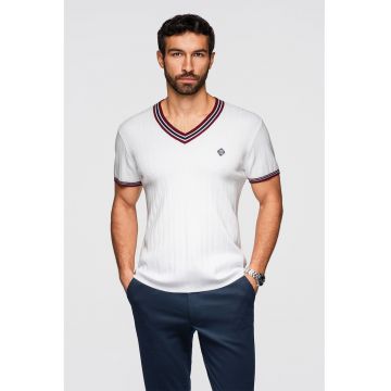 Tricou striat cu decolteu in V si detaliu cu broderie discreta - Alb
