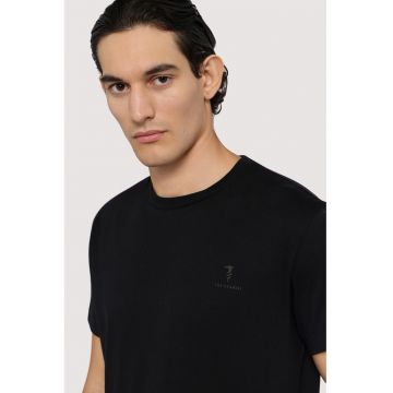 Tricou cu decolteu la baza gatului si model uni