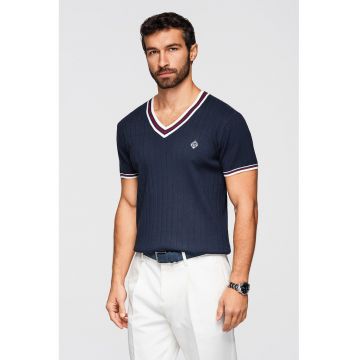 Tricou striat cu decolteu in V si detaliu cu broderie discreta - Bleumarin