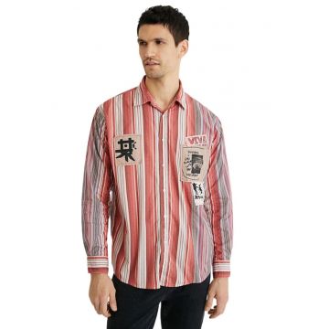 Camasa cu imprimeu in dungi si aplicatii -