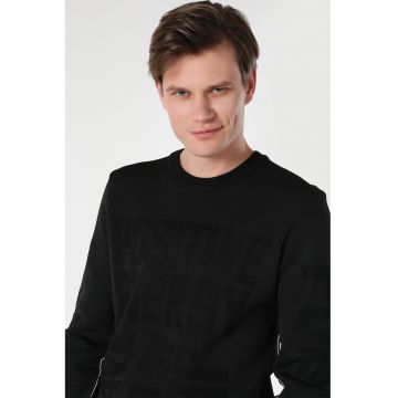 Pulover cu decolteu la baza gatului si imprimeu text - Negru