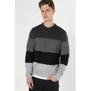 Pulover cu decolteu la baza gatului si model in dungi - Multicolor