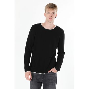 Pulover texturat cu decolteu la baza gatului si terminatii contrastante - Negru