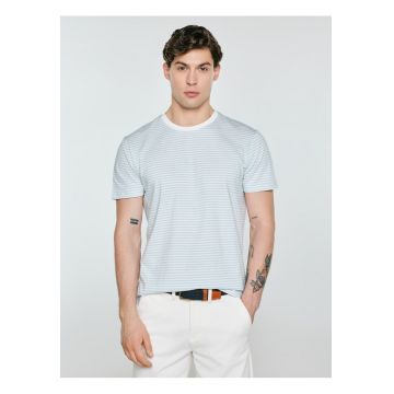 Tricou in dungi cu decolteu la baza gatului.