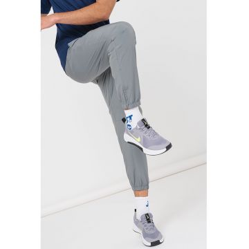 Pantaloni cu tehnologie Dri-Fit si buzunare oblice pentru antrenament - Gri cenusiu/Argintiu