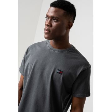 Tricou lejer cu decolteu la baza gatului