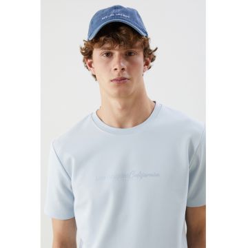 Tricou cu decolteu la baza gatului si text - Albastru deschis