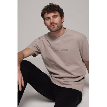 Tricou cu decolteu la baza gatului si imprimeu text - Maro taupe deschis