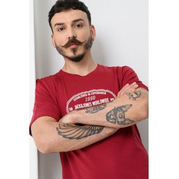 Tricou cu imprimeu frontal si decolteu la baza gatului York - Alb/Rosu inchis