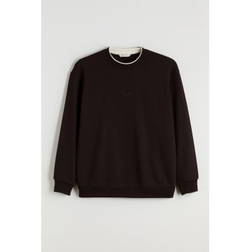 Bluza de trenimg cu croiala lejera si imprimeu text - Maro inchis