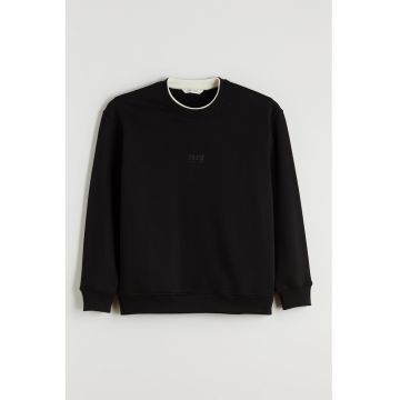 Bluza de trenimg cu croiala lejera si imprimeu text - Negru