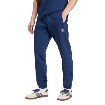 Pantaloni de trening slim fit cu buzunare Trefoil Essentials - Albastru petrol