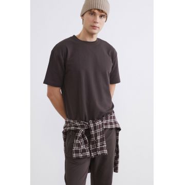 Tricou cu decolteu la baza gatului si aplicatie discreta - Maro inchis