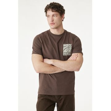 Tricou cu decolteu la baza gatului si imprimeu pe piept - Maro pamantiu