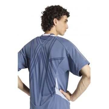 Tricou cu decolteu la baza gatului si model F50 - Albastru inchis