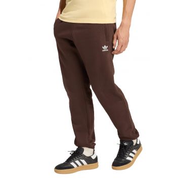 Pantaloni de trening slim fit cu buzunare Trefoil Essentials - Maro inchis