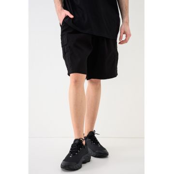 Pantaloni scurti cargo din amestec de bumbac cu croiala lejera - Negru