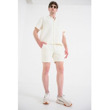 Pantaloni scurti cu talie ajustabila si model uni - Crem