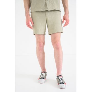 Pantaloni scurti cu talie ajustabila si model uni - Verde pal