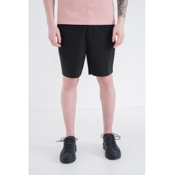 Pantaloni scurti regular fit cu buzunare - din material usor Speedflex - Negru
