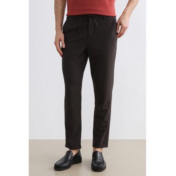 Pantaloni slim fit cu snur de ajustare - Maro