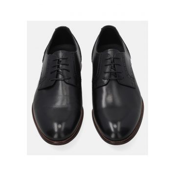 Pantofi Derby din piele cu perforatii decorative.