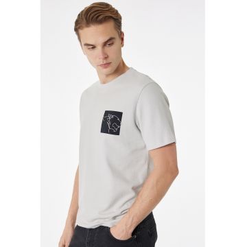 Tricou cu decolteu la baza gatului si imprimeu discret - Gri deschis