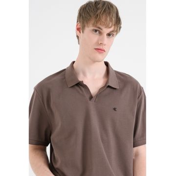 Tricou polo cu logo brodat discret - Maro pamantiu