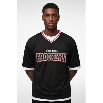 Tricou regular fit cu model text - Negru