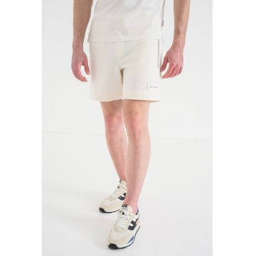 Pantaloni scurti cu snur si buzunare cu fermoar - Alb