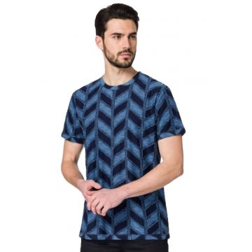 Tricou cu imprimeu si decolteu la baza gatului -