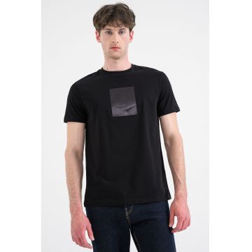 Tricou din bumbac cu decolteu la baza gatului si imprimeu - Negru
