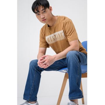Tricou cu decolteu la baza gatului si imprimeu logo Austin - Maro camel