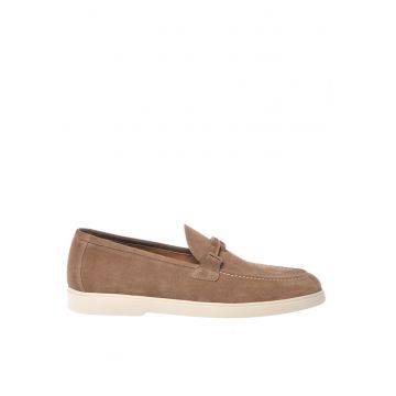 Pantofi loafer de piele intoarsa cu monograma metalica - Bej