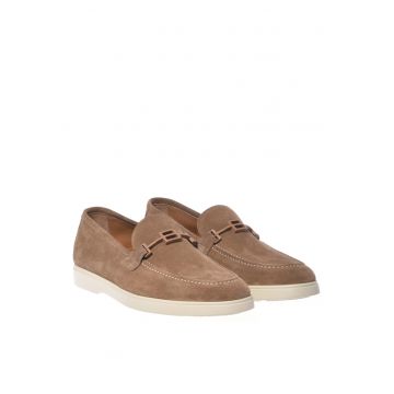 Pantofi loafer de piele intoarsa cu monograma metalica - Bej