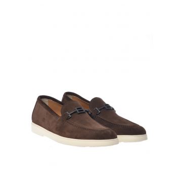 Pantofi loafer de piele intoarsa cu monograma metalica - Maro