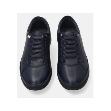 Pantofi sport din piele naturala cu sireturi elastice.