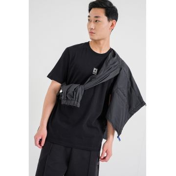 Tricou cu decolteu la baza gatului si logo - Negru