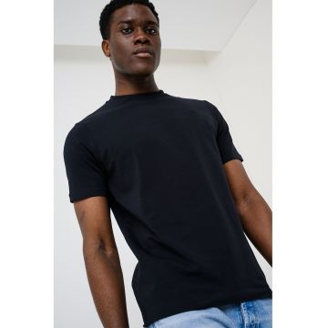 Tricou slim fit cu decolteu la baza gatului - Negru