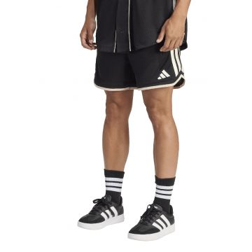 adidas Originals - Pantaloni scurti de plasa cu snur in talie Stadium - Alb/Negru