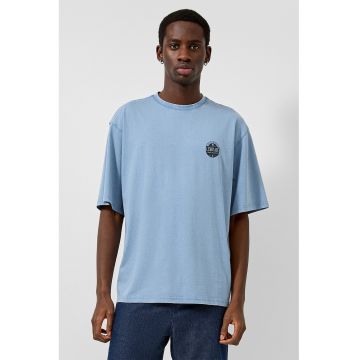 Tricou cu decolteu la baza gatului si imprimeu text - Negru/Albastru