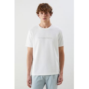 Tricou cu decolteu la baza gatului si detaliu text